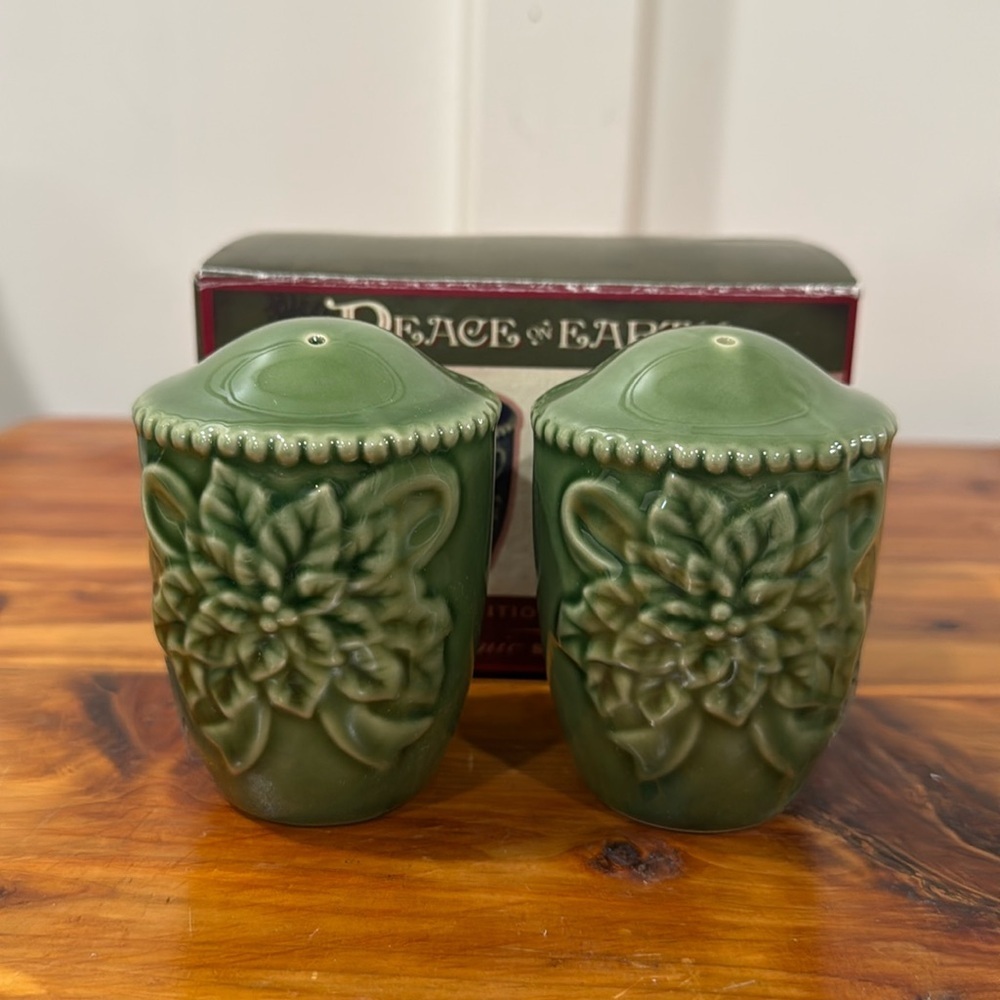 NIB Cracker Barrel Peace on Earth Traditional Collection Salt & Pepper Shakers